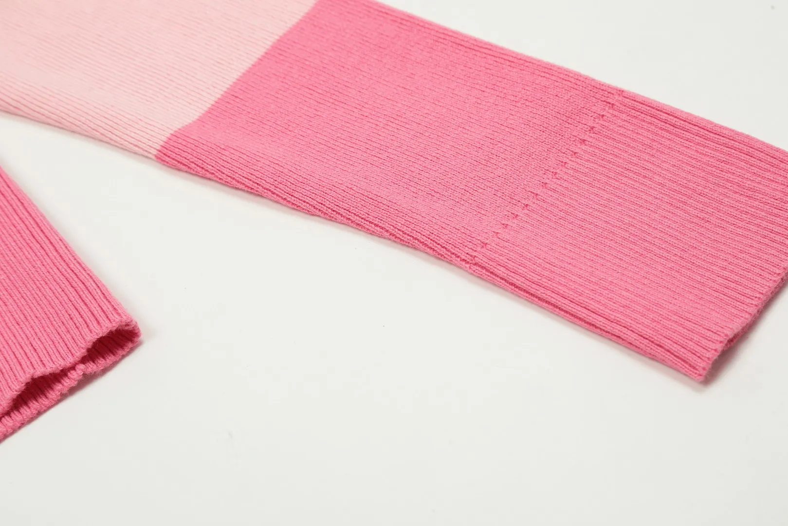vivienne west wood Vivienne contrasting high-end Korean-style cardigan knitted sweater wool 2024 autumn latest style 🧩 15% merino cotton wool 85% wool blend 🧩Correct Italian 🇮🇹100% wool washed wheat logo Size: S -M- L Color: blue pink black gray